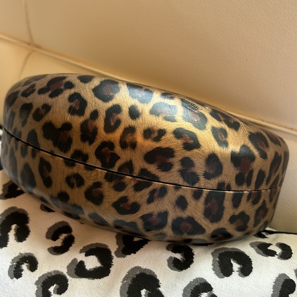 Gucci sunglasses , black with white trim at top. No case, very good condition - Picture 13 of 14